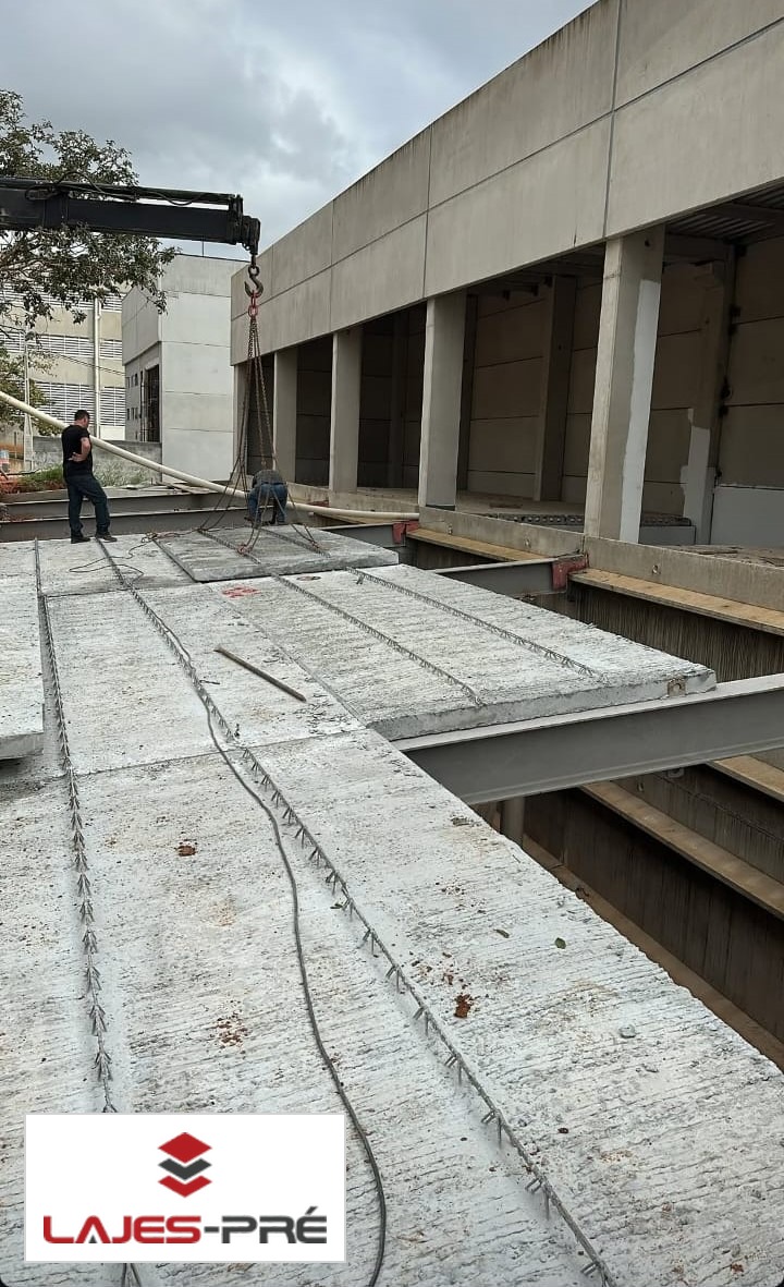Instalação de laje pré-moldada em obra